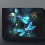 Lake Glows Dragonflies Fotoplatte<br><div class="desc">Zwei lichtdurchflutete,  türkisfarbene,  kunstvoll gezeichnet Libellen mit lichtdurchlässigem Sealgen und Glühwürmchen im Hintergrund. Glühende Libelle.</div>