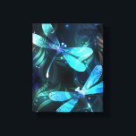 Lake Glows Dragonflies Leinwanddruck<br><div class="desc">Zwei lichtdurchflutete,  türkisfarbene,  kunstvoll gezeichnet Libellen mit lichtdurchlässigem Sealgen und Glühwürmchen im Hintergrund. Glühende Libelle.</div>