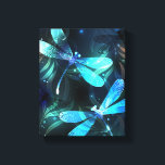 Lake Glows Dragonflies Leinwanddruck<br><div class="desc">Zwei lichtdurchflutete,  türkisfarbene,  kunstvoll gezeichnet Libellen mit lichtdurchlässigem Sealgen und Glühwürmchen im Hintergrund. Glühende Libelle.</div>