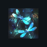 Lake Glows Dragonflies Leinwanddruck<br><div class="desc">Zwei lichtdurchflutete,  türkisfarbene,  kunstvoll gezeichnet Libellen mit lichtdurchlässigem Sealgen und Glühwürmchen im Hintergrund. Glühende Libelle.</div>
