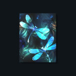 Lake Glows Dragonflies Leinwanddruck<br><div class="desc">Zwei lichtdurchflutete,  türkisfarbene,  kunstvoll gezeichnet Libellen mit lichtdurchlässigem Sealgen und Glühwürmchen im Hintergrund. Glühende Libelle.</div>
