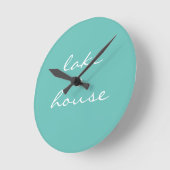Lake House Aquamarin Blue Aqua Weißer Elegant Cool Runde Wanduhr (Winkel)