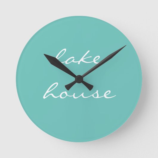 Lake House Aquamarin Blue Aqua Weißer Elegant Cool Runde Wanduhr (Vorderseite)