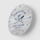 Lake House Familienname Rustic Gray Wood Runde Wanduhr (Winkel)