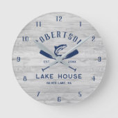 Lake House Familienname Rustic Gray Wood Runde Wanduhr (Vorderseite)