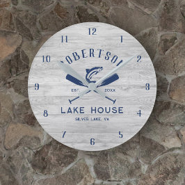 Lake House Familienname Rustic Gray Wood Runde Wanduhr