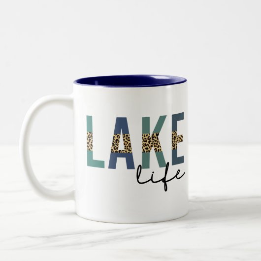 Lake Life Cheetah Print Typografy Zweifarbige Tasse (Links)