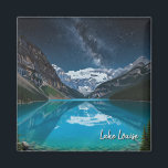 Lake Louise - Banff National Park Night Magnet<br><div class="desc">Inmitten der majestätischen kanadischen Felsen gelegen, ist der Banff National Park ein wahrer Hafen der Wildnis, in dem die hohen Berge, kristallklaren Seen und grüne Wälder eine Landschaft von unvergleichlicher Schönheit schaffen. Es wurde 1885 gegründet und zeichnet sich durch seine inspirierend Landschaft und die Vielfalt der Tierwelt als Kanadas ersten...</div>