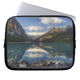 Lake Louise bei Sonnenaufgang, Banff National Park Laptopschutzhülle