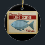 Lake Oconee Georgia Blue Fish Vintage Reise Keramik Ornament<br><div class="desc">Dieses Greetings From Lake Oconee Georgia Vintage Reisedesign besticht durch einen lustigen blauen Fisch mit roten Akzenten und ein Retro-Ambiente aus den 60er Jahren.</div>