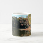 Lake Reflection Orange Herbstlaubs & Blue Skies Kaffeetasse (Mittel)