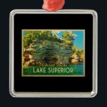 Lake Superior Pictures Rocks Silbernes Ornament<br><div class="desc">Das kristallklare Wasser des Superior-Sees umrahmt Pictured Rocks auf einem klaren blauen Himmelstag. Das Hotel liegt in Michigan,  in den beeindruckenden Naturfelsen und den wunderschönen Stränden dieses Nationalsees. Es ist ein beliebtes Reiseziel.</div>