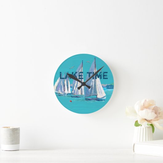Lake Time Sailboote | Runde Wanduhr (Zuhause)