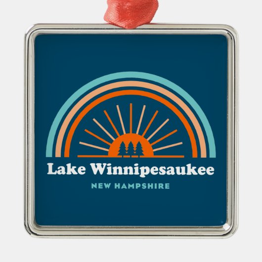 Lake Winnipesaukee New Hampshire Rainbow Ornament Aus Metall (Vorne)