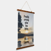 Lakefront stolz servieren, was Sie bringen Bar Wandteppich Mit Holzrahmen (Gewinkelt)