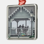 Lakeside Chautauqua Yoga Silhouette Print Ornament Aus Metall (Links)