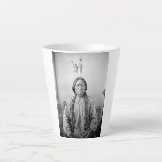 Lakota Leader sitzt Bull Native Amerikanische Urei Milchtasse (Vorderseite)