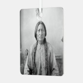 Lakota Leader sitzt Bull Native Amerikanische Urei Ornament Aus Metall (Vorderseite links)