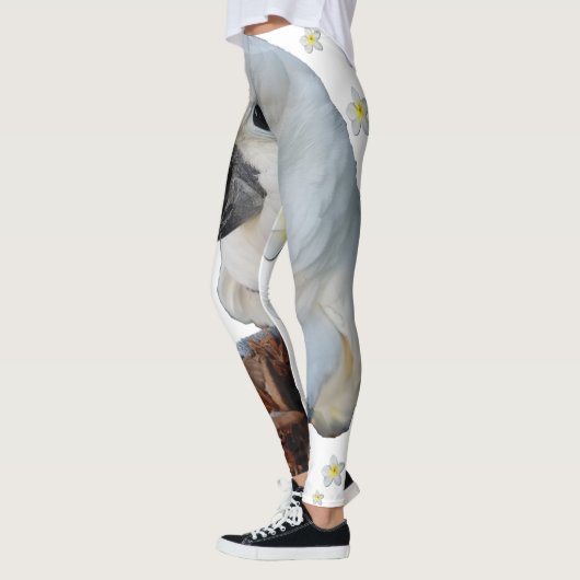 Lala Das Kakadu mit Kiefernkone und Plumeria Leggings (Links)