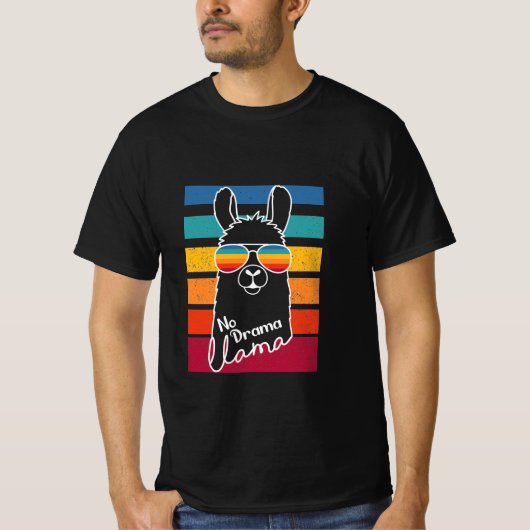 Lama mit Sonnenbrille und farbenfrohen Streifen T-Shirt (Vorderseite)