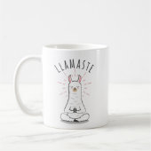 Lama-Yoga-Pose mit Lamaste Kaffeetasse (Links)