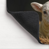 Lamm in einer Krippe mit Löwenschatten Mousepad (Ecke)