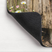 Lamm lugt hinter einer Scheunentür hervor Mousepad (Ecke)