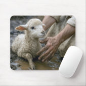 Lamm wird von einem Hirten gerettet Mousepad (Mit Mouse)
