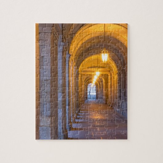 Lampenbeleuchtete Steinhalle Puzzle (Vertikal)