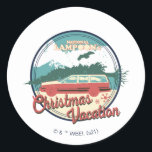 Lampoons Weihnachtsurlaub-Abzeichen Runder Aufkleber<br><div class="desc">Diese Grafik zeigt das ikonische Auto aus dem Film,  National Lampoon's Weihnachtsfeiertag.</div>