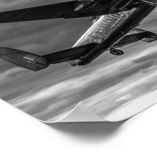 Lancaster Bomber im Himmelmono Poster (Ecke)
