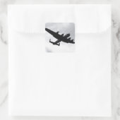 Lancaster Bomber Landing Quadratischer Aufkleber (Tasche)