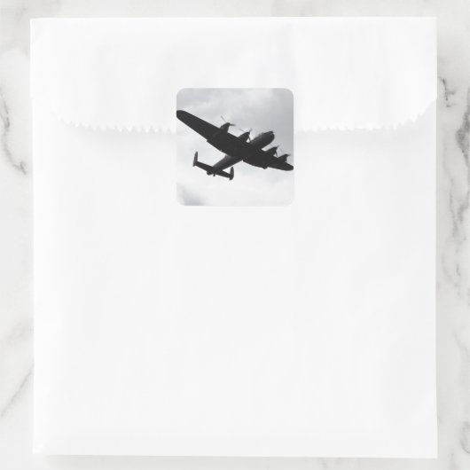 Lancaster Bomber Landing Quadratischer Aufkleber (Tasche)