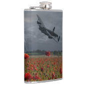 Lancaster Bomber über einem Mohnfeld Flachmann (Rechts)