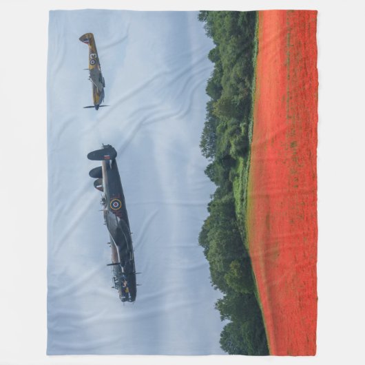Lancaster Bomber über einem Mohnfeld Fleecedecke (Vorderseite)