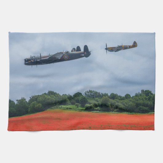 Lancaster Bomber über einem Mohnfeld Geschirrtuch (Horizontal)