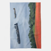 Lancaster Bomber über einem Mohnfeld Geschirrtuch (Vertikal)