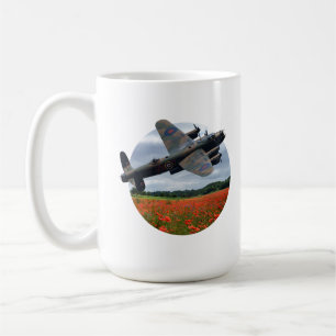 Lancaster Bomber über einem Mohnfeld Kaffeetasse