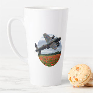 Lancaster Bomber über einem Mohnfeld Milchtasse