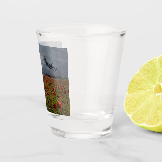 Lancaster Bomber über einem Mohnfeld Schnapsglas (Rechts)