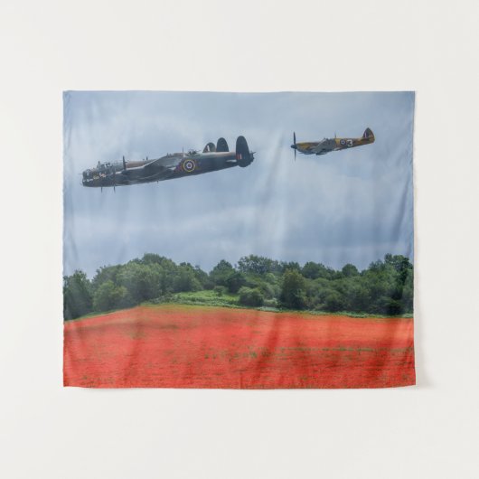 Lancaster Bomber über einem Mohnfeld Wandteppich (Vorderseite (Horizontal))