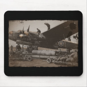 Lancaster werden mit Bomben beladen Mousepad