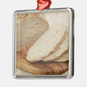 Land-Brot (Pain de Campagne) auf einem Hacken Silbernes Ornament (Links)