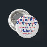 Land der Drei! 4. Juli 3. Geburtstag Party Button<br><div class="desc">Feiern Sie stilvoll mit diesen trendigen Gastgeschenk-Buttons zum 3. Geburtstag. Das Design ist leicht mit Ihrer eigenen Formulierung zu personalisieren und Ihre Familie und Freunde werden begeistert sein,  wenn sie diese fabelhaften Gastgeschenke sehen. Entsprechende Party-Elemente finden Sie in der Auflistung.</div>
