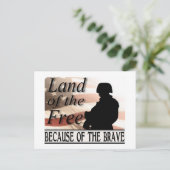 Land der Freiheit wegen der Tapferkeit Postkarte (Stehend Vorderseite)