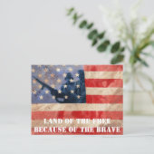 Land der Freiheit wegen der Tapferkeit Postkarte (Stehend Vorderseite)