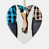 Land-Paar-Junge und Mädchen, die Hände halten Keramik Ornament (Rechts)