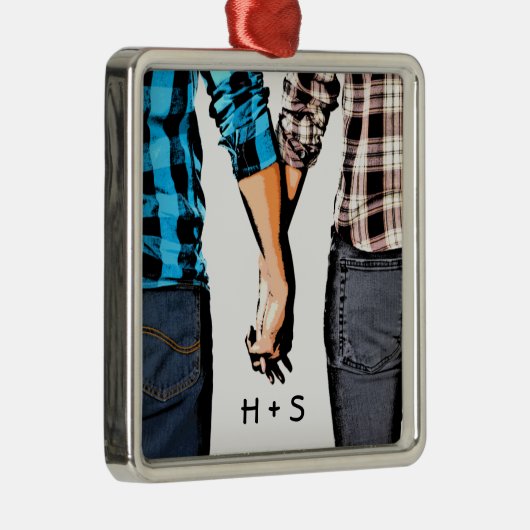 Land-Paar-Junge und Mädchen, die Hände halten Silbernes Ornament (Rechts)