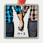 Land-Paar-Junge und Mädchen, die Hände halten Silbernes Ornament (Vorne)