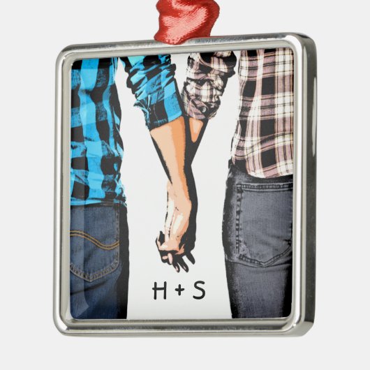 Land-Paar-Junge und Mädchen, die Hände halten Silbernes Ornament (Links)